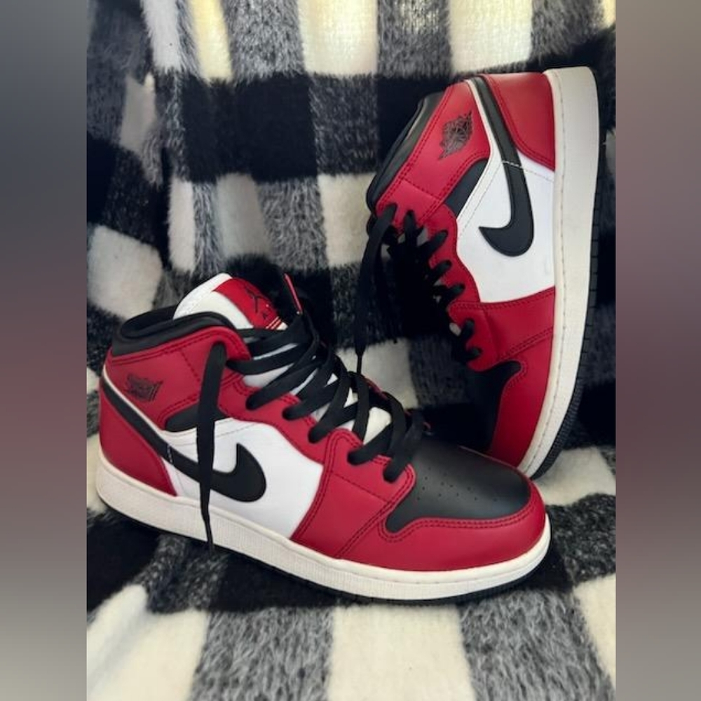 Air jordan 1 Mid' Chicago Black Toe'